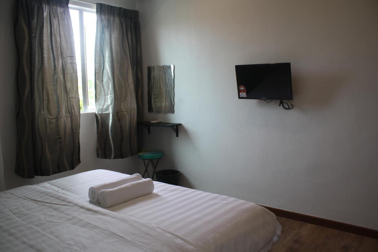 Cozy Riverside Hotel *