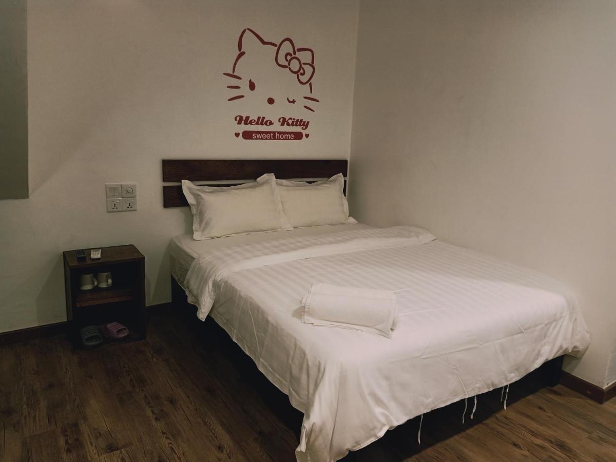 Cozy Riverside Hotel *